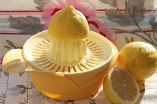 acqua e limone la mattina a digiuno